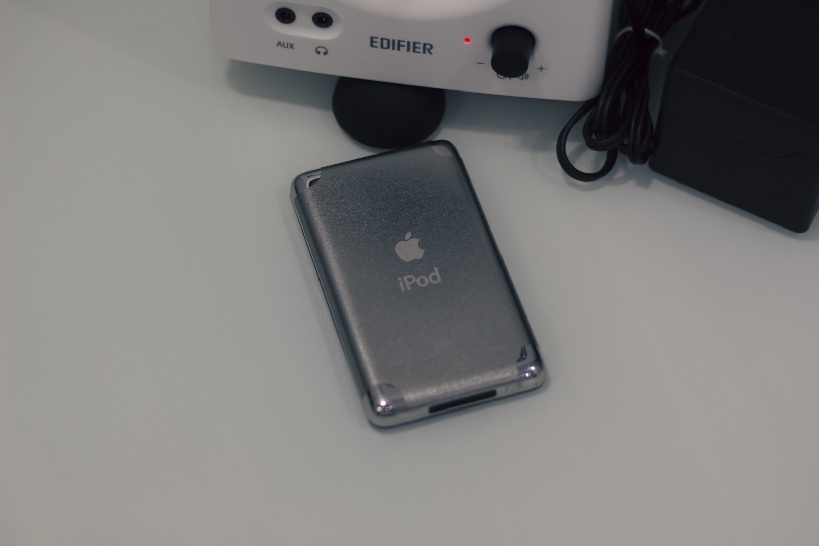 iPod Classic 背板，贴上了一层保护膜